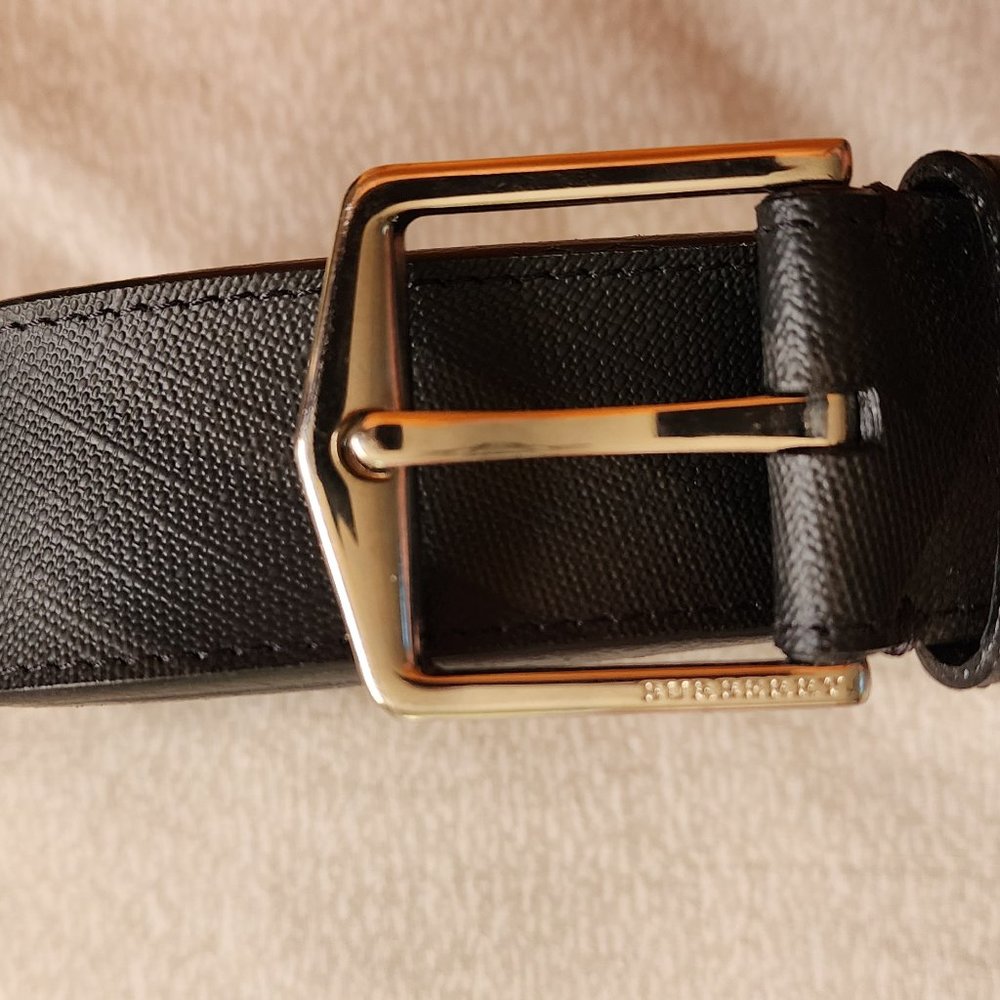 New and authentic Burberry belt for man or woman. Never worn.